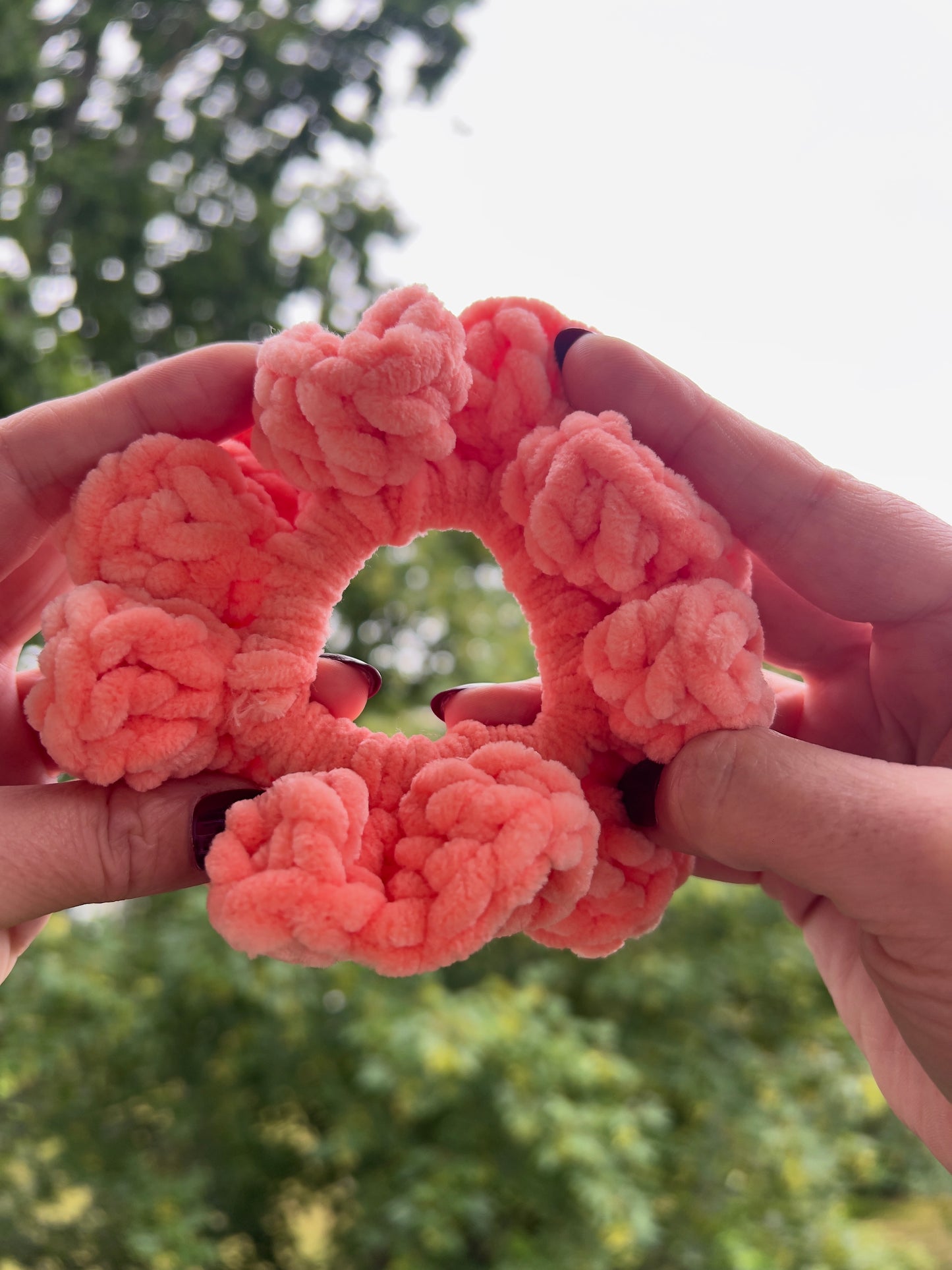 Handgehäkeltes Chenille-Scrunchie Peach – Flauschiges Haaraccessoire | Handmade by KATHARINA KLEE
