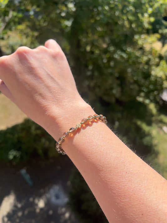 Rauchquarz Armband – 6 mm | Mit vergoldetem Kleeblatt-Charme für Stärke, Mut & neue Energie