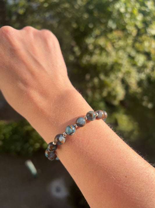 Armband aus Seeblauem Jaspis – 8 mm mit 925er Silber-Abstandsperlen