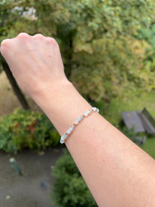 Facettiertes Balance-Armband – Weißer Mondstein, Amazonit & Labradorit | 4 mm Perlen & vergoldete Edelstahl-Abstandsperlen