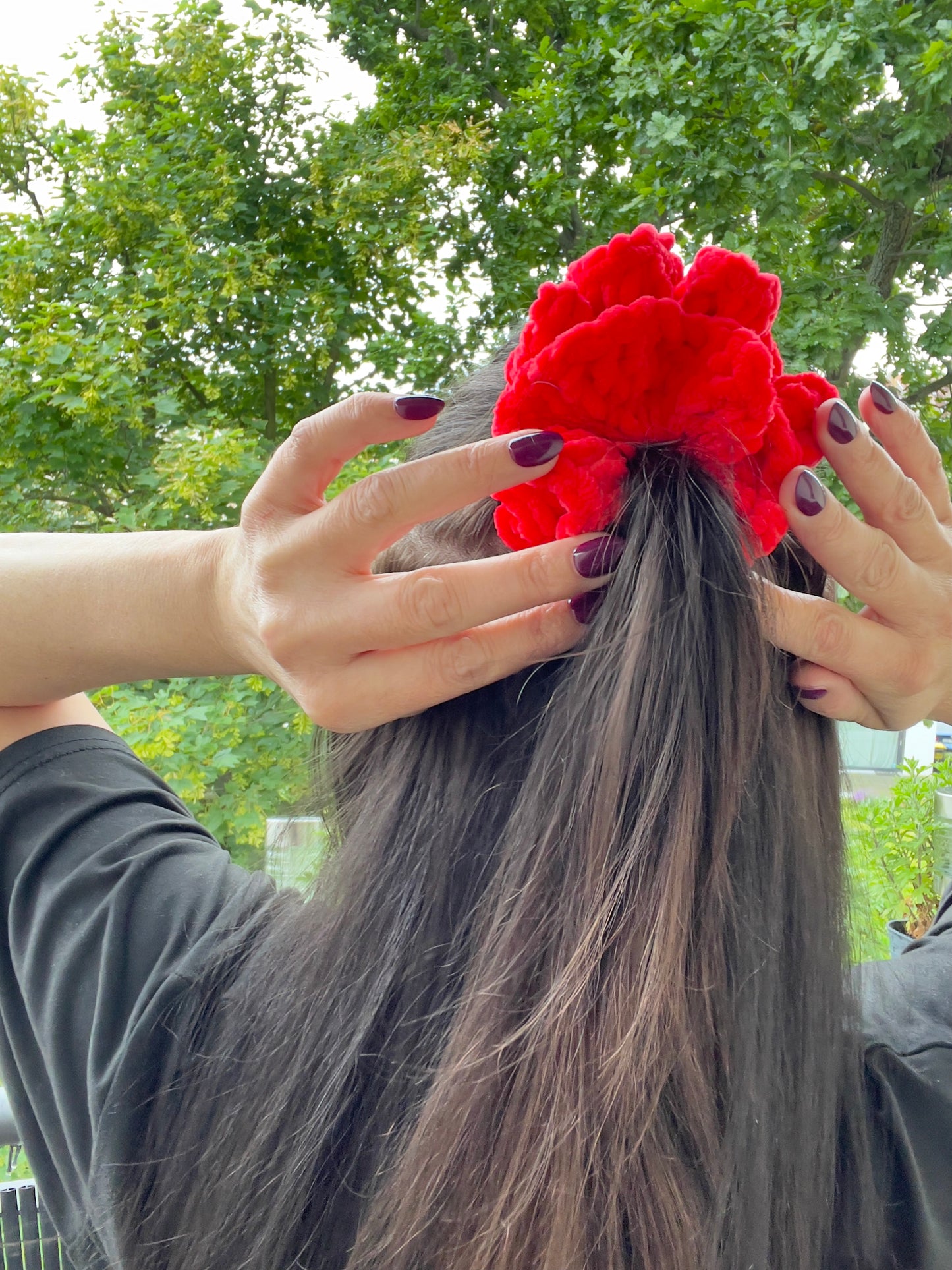 Handgehäkeltes Chenille-Scrunchie Rot – Weiches Haarband aus Chenille-Garn | Handmade by KATHARINA KLEE