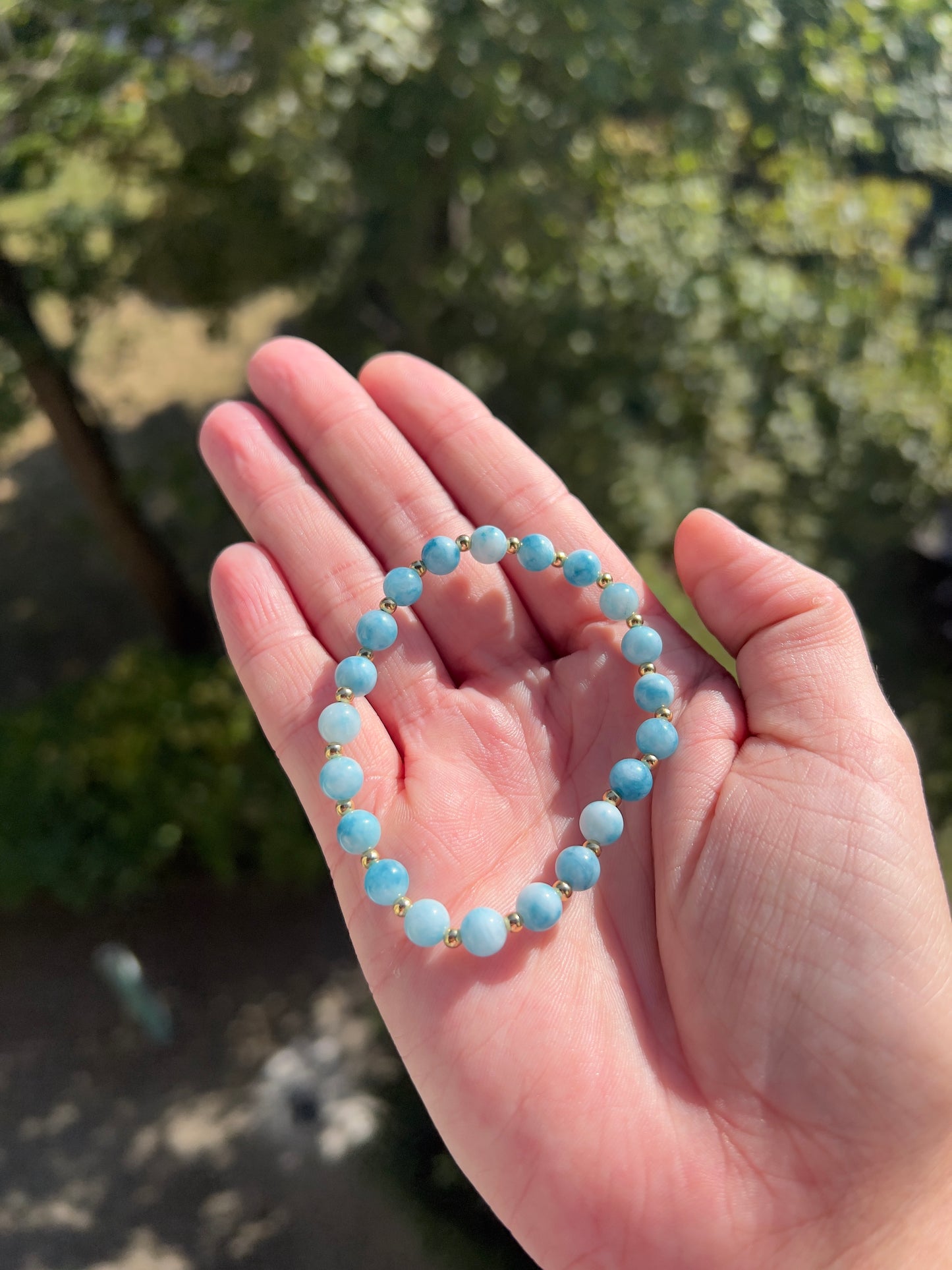 Larimar Armband – 6 mm – mit Edelstahlvergoldeten Abstandsperlen – Ruhe & innere Klarheit
