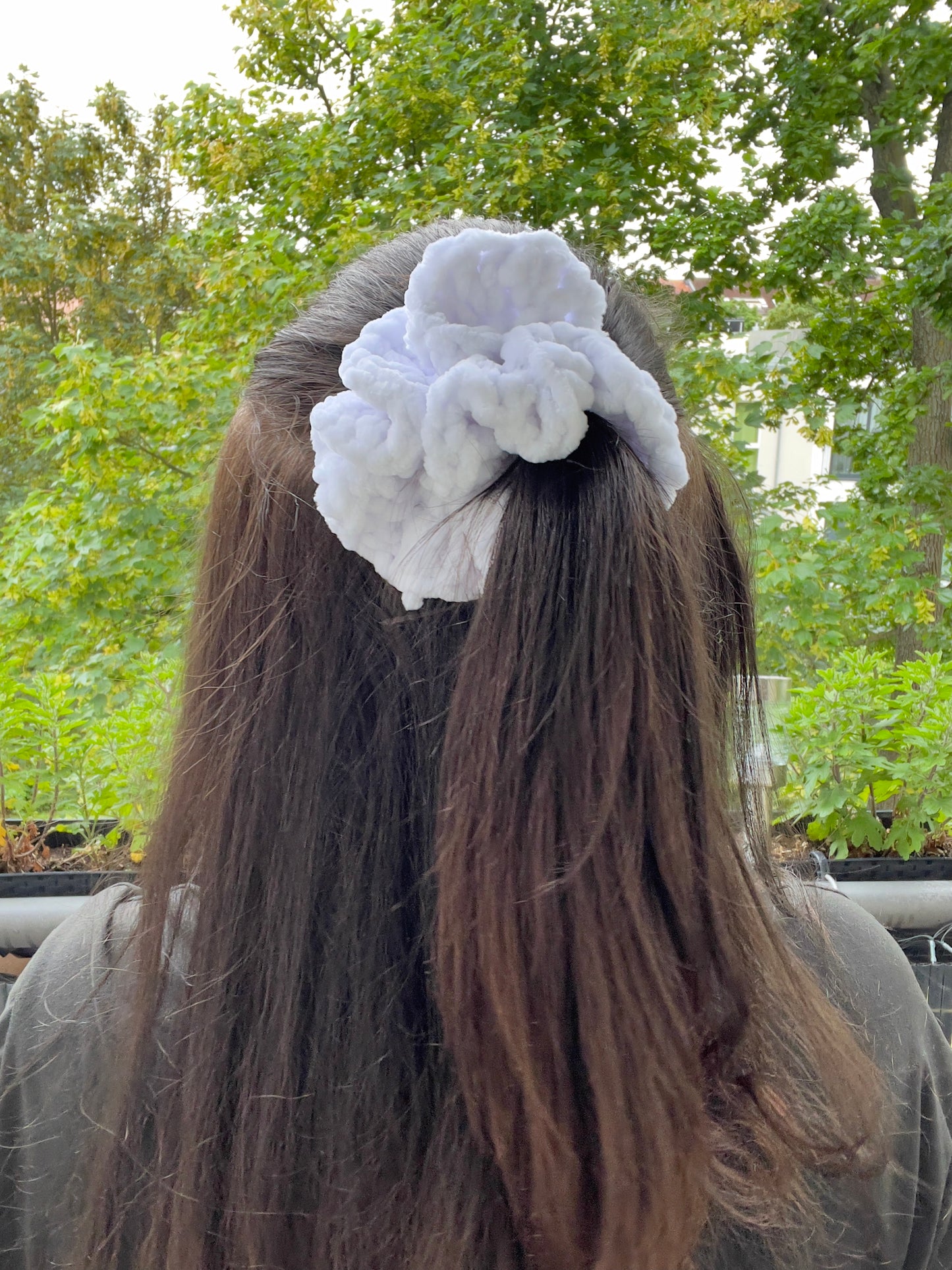 Handgehäkeltes Chenille-Scrunchie Weiß – Flauschiges Haaraccessoire | Handmade by KATHARINA KLEE
