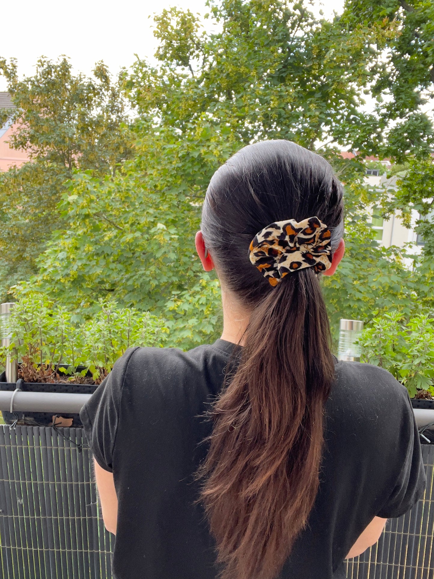 Leo Samt-Scrunchie – Weiches Haarband mit Leopardenmuster | Haaraccessoire für Zopf &amp; Dutt