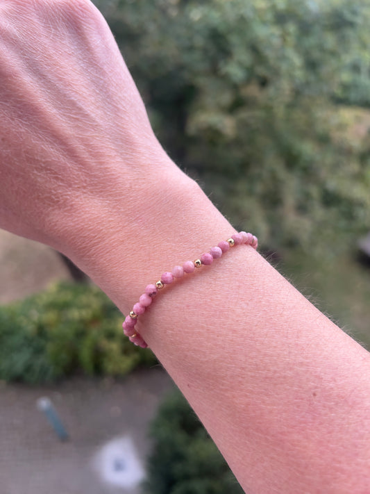 Rhodonit-Armband 4 mm facettiert mit vergoldeten Edelstahl-Abstandsperlen | Selbstliebe & Heilung