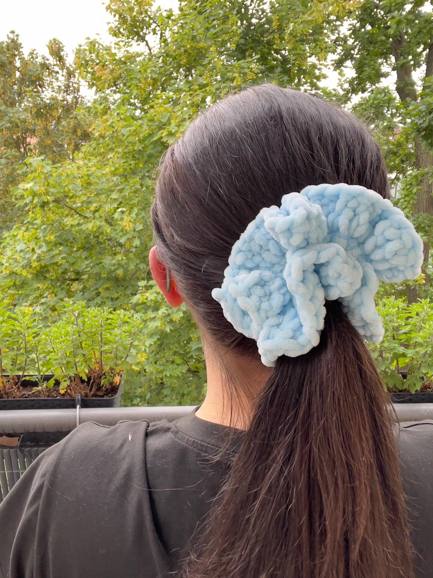 Handgehäkeltes Chenille-Scrunchie Hellblau – Flauschiges Haaraccessoire | Handmade by KATHARINA KLEE