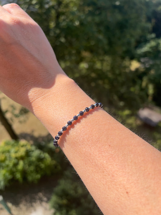 Makramé-Armband aus Blauem Goldsand – facettiert & Größenverstellbar