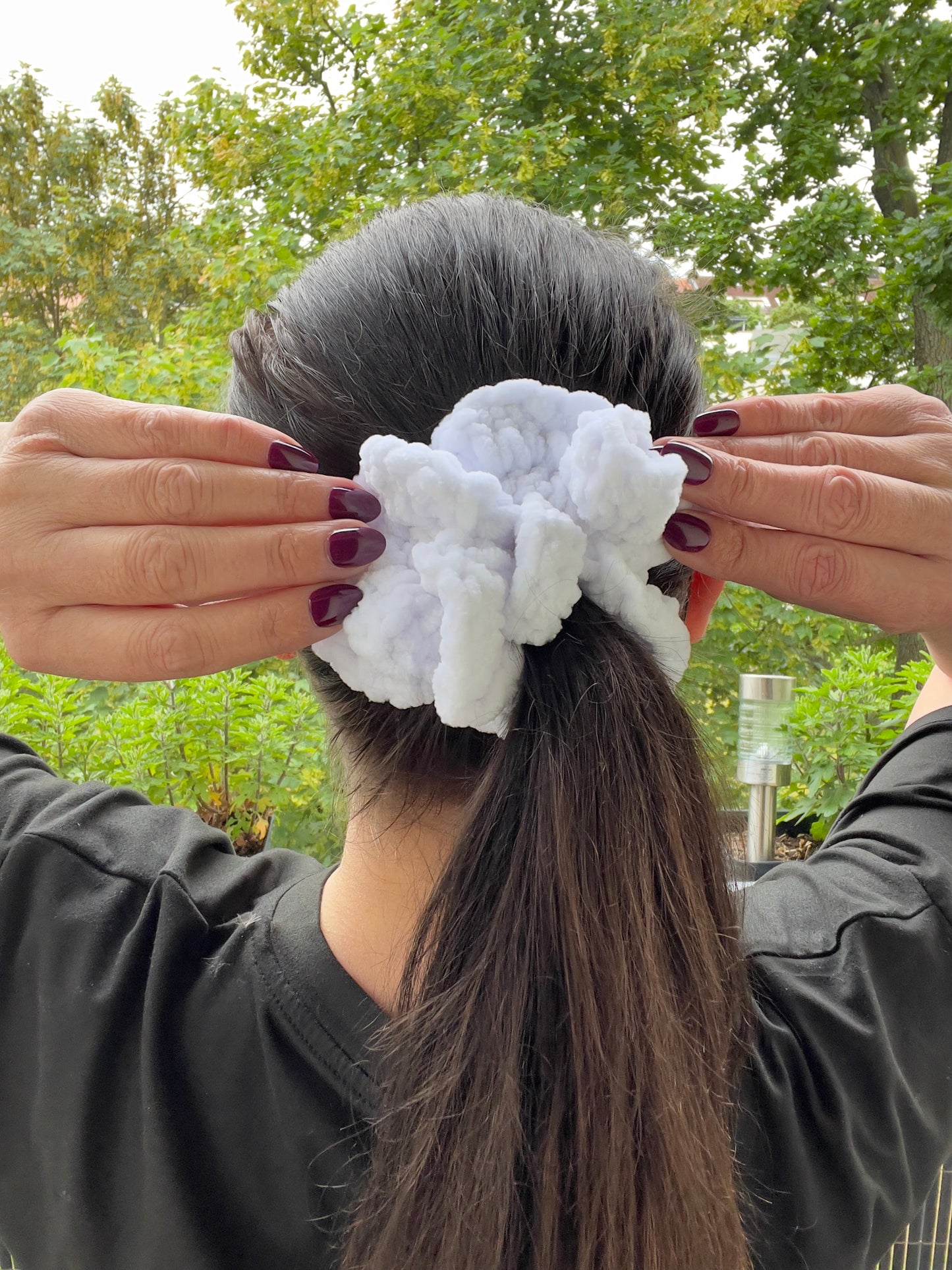 Handgehäkeltes Chenille-Scrunchie Weiß – Flauschiges Haaraccessoire | Handmade by KATHARINA KLEE