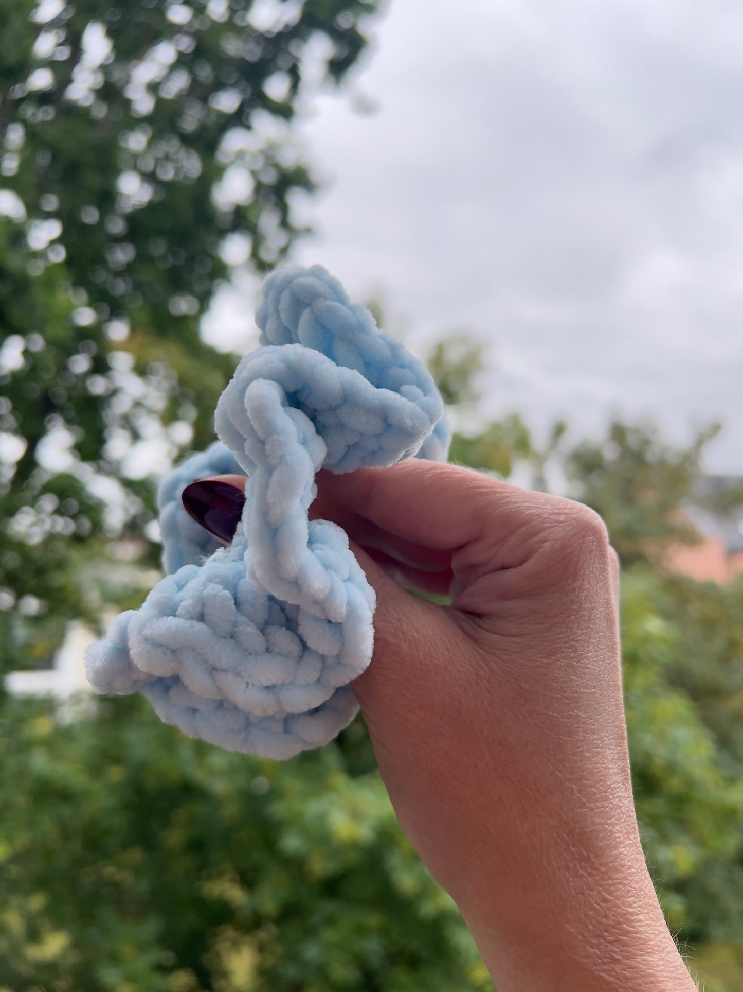 Handgehäkeltes Chenille-Scrunchie Hellblau – Flauschiges Haaraccessoire | Handmade by KATHARINA KLEE