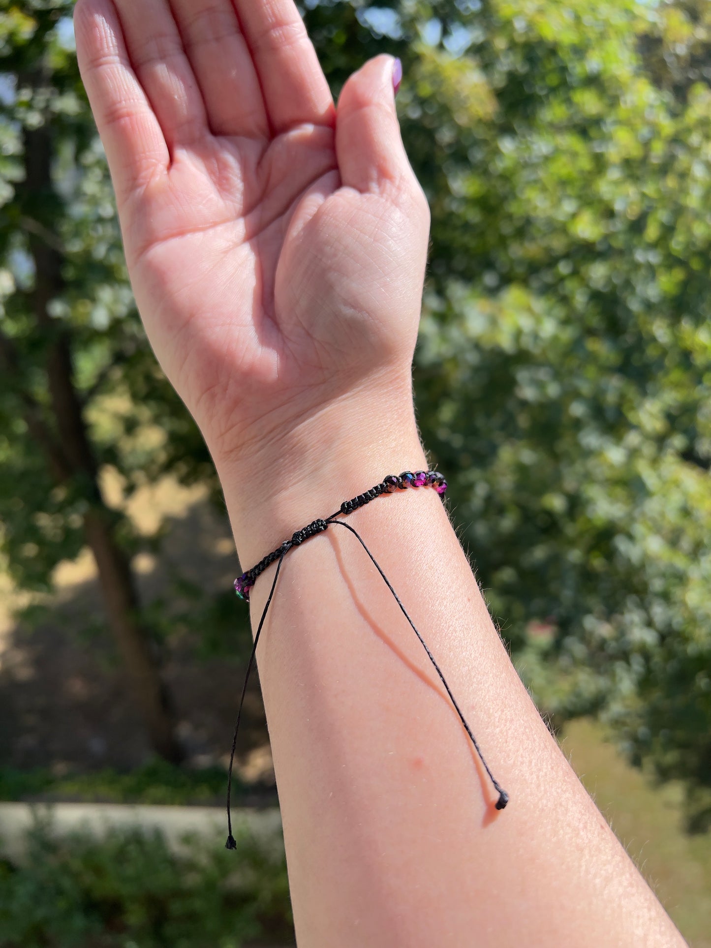 Handgeknüpftes Makramee-Armband mit schimmernden Kristallperlen in Lila & Magenta – verstellbar