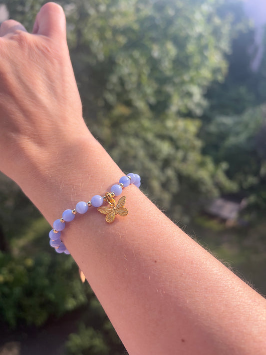 Schmetterlingsleicht - Armband aus blau - lila Chalcedon & vergoldeten Edelstahl