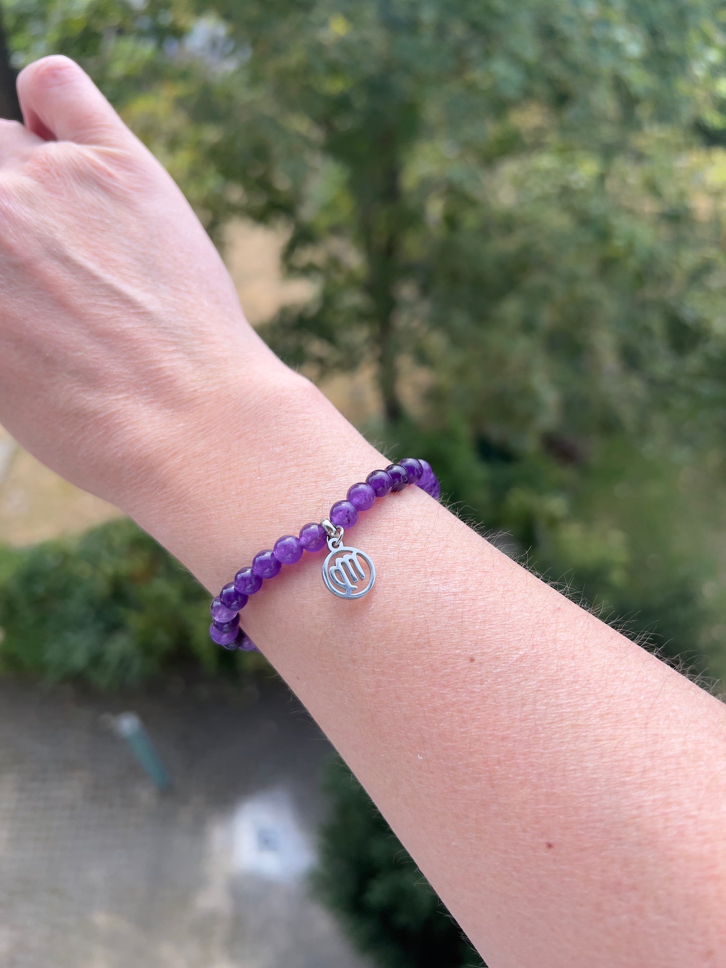 Sternzeichenarmband Jungfrau – Amethyst 6 mm mit Charme (Silber oder Gold wählbar)