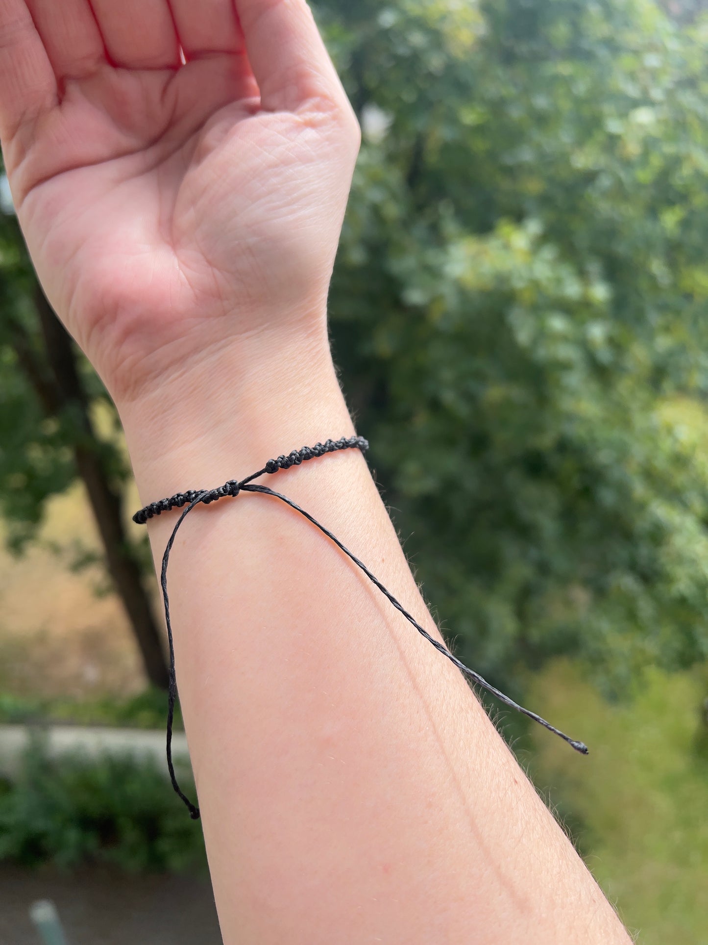 Handgeknüpftes Makramee-Armband Schwarz – Verstellbares Armband mit Schiebeverschluss