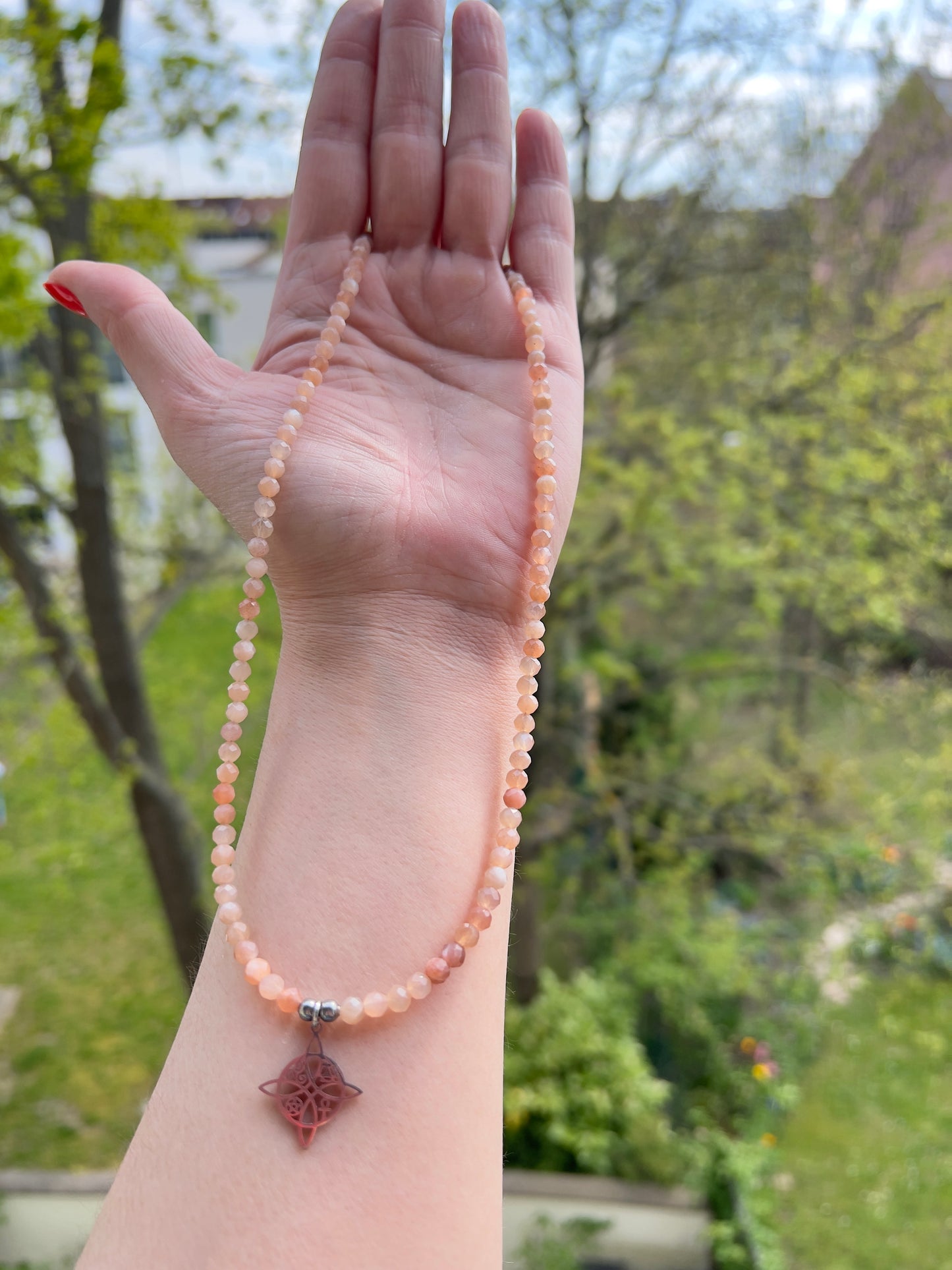 Facettierte Sonnenmondstein Kette (Peach Moonstone) 4 mm mit Hexenknoten | Edelstahl | 46 cm