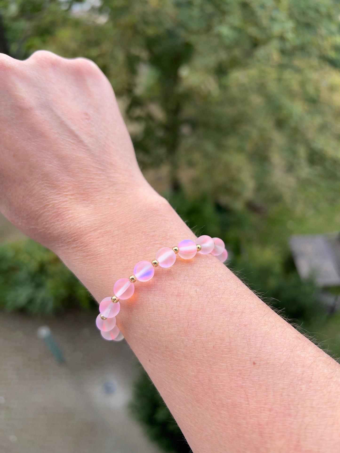 🌸 Armband „Rosé-Spiegelglanz Gold“ – Kristallglas mit blauem Flash & vergoldete Edelstahl-Details (8 mm) 🌸