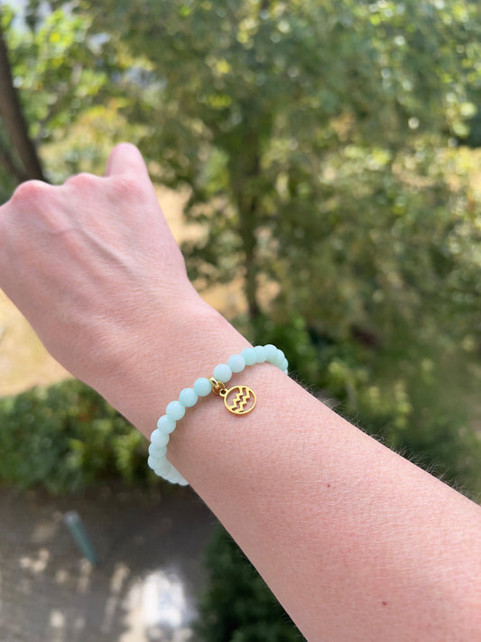 Sternzeichenarmband Wassermann – Chalcedon mint 6 mm mit Charme (Silber oder Gold wählbar)