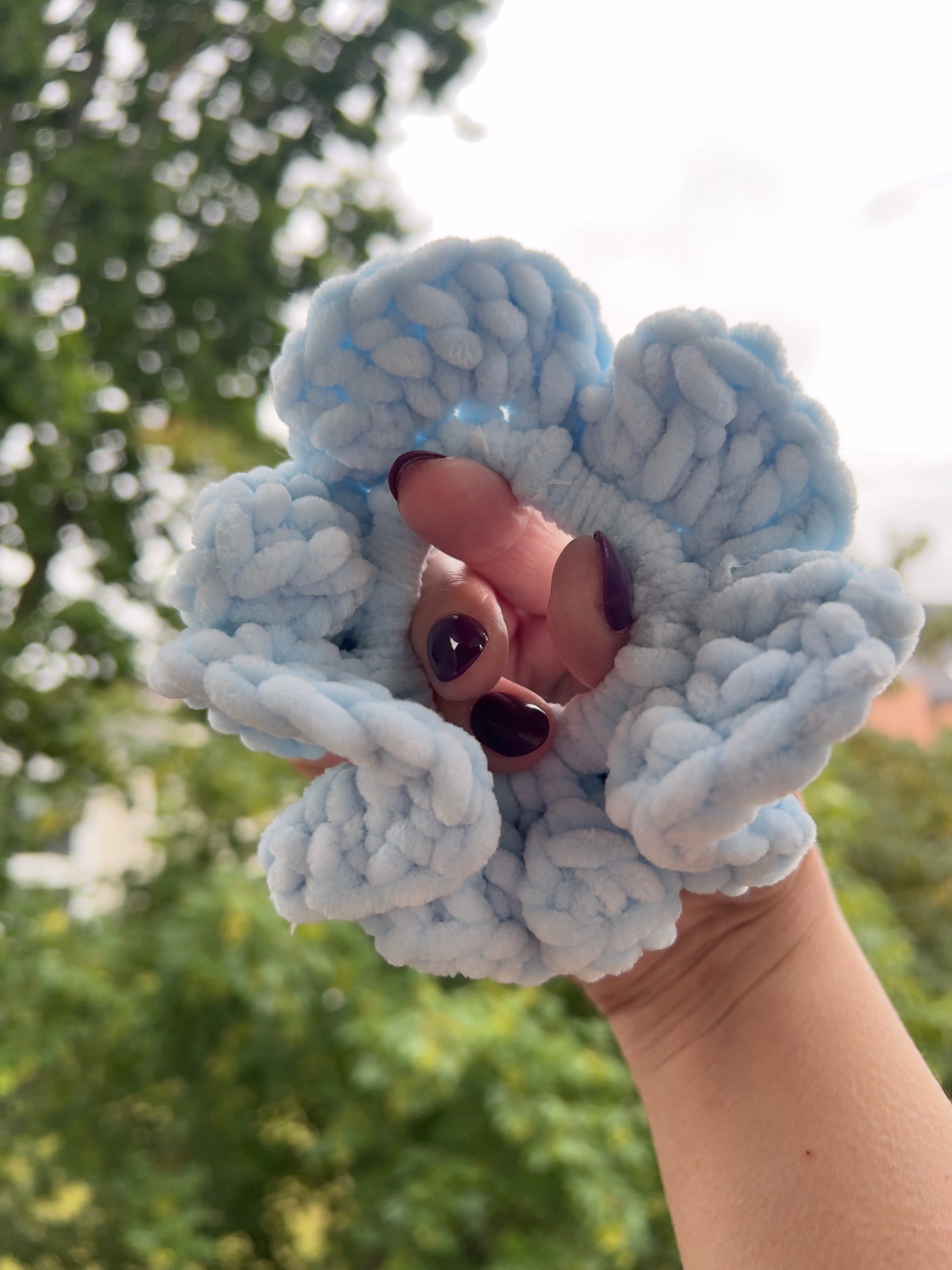 Handgehäkeltes Chenille-Scrunchie Hellblau – Flauschiges Haaraccessoire | Handmade by KATHARINA KLEE