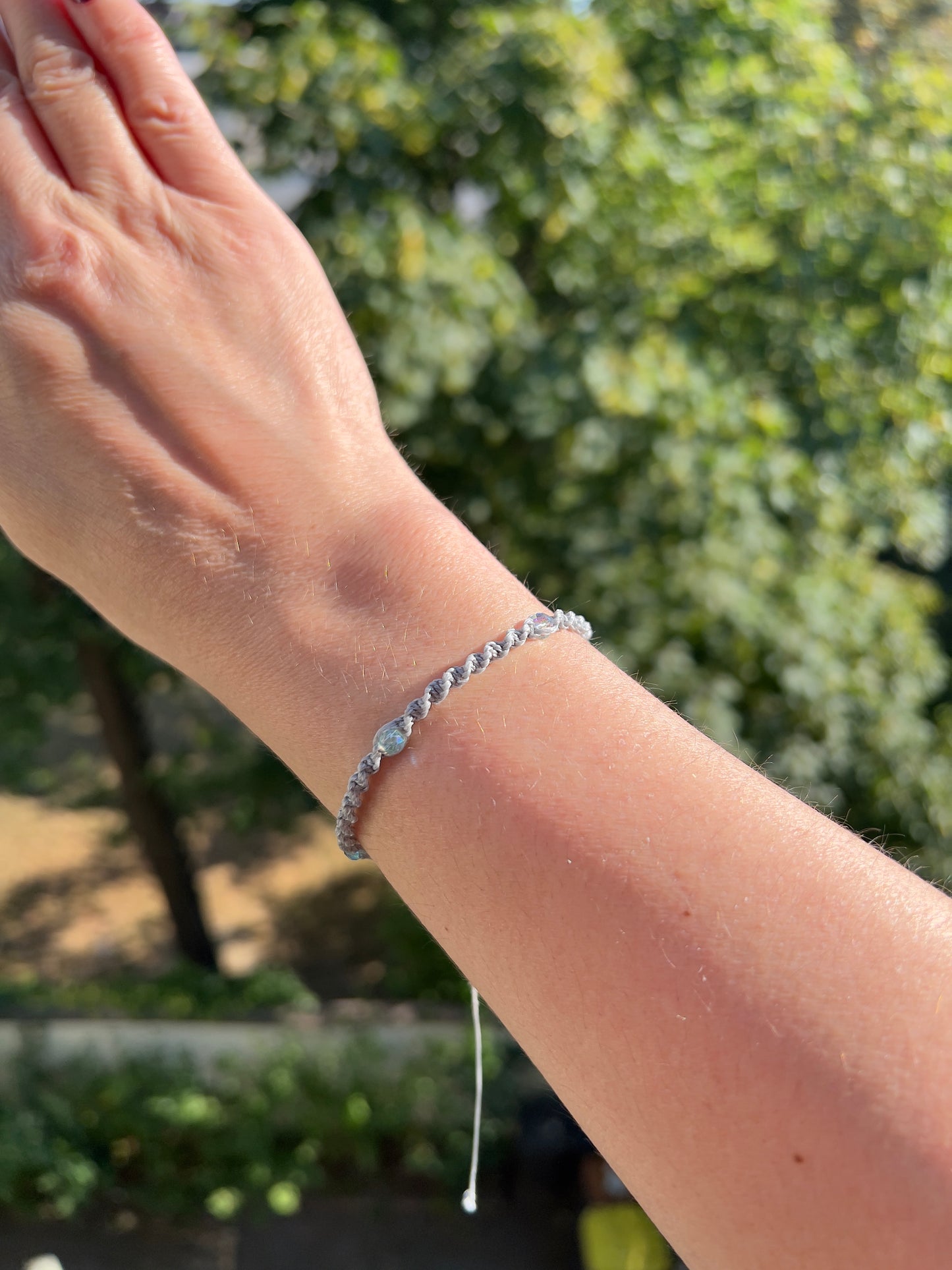 HANDGEKNÜPFTES MAKRAMÉE-ARMBAND GRAU MIT MINTFARBENEN KRISTALLPERLEN – VERSTELLBAR