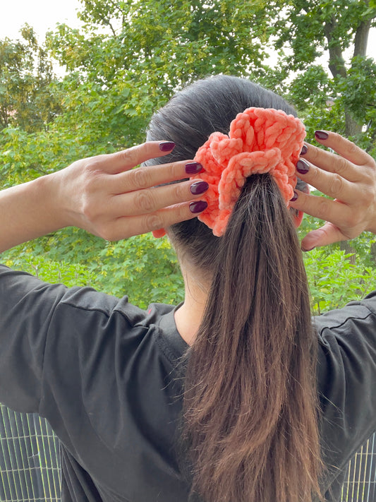 Handgehäkeltes Chenille-Scrunchie Peach – Flauschiges Haaraccessoire | Handmade by KATHARINA KLEE