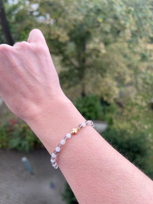 🍀 Licht & Erdung – Armband aus Rauchquarz & Mondstein (facettiert 4 mm) mit vergoldetem Kleeblatt