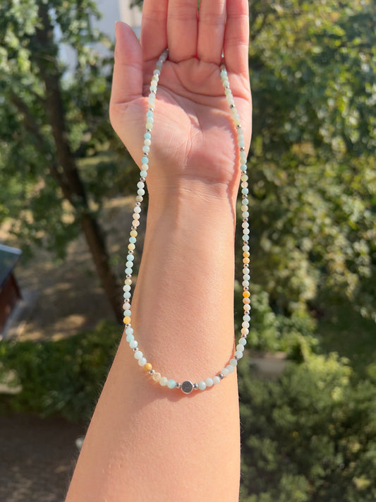 Harmonie & Lebensfreude – Kette mit Amazonit (4 mm) & rundem Charm (50–55 cm)