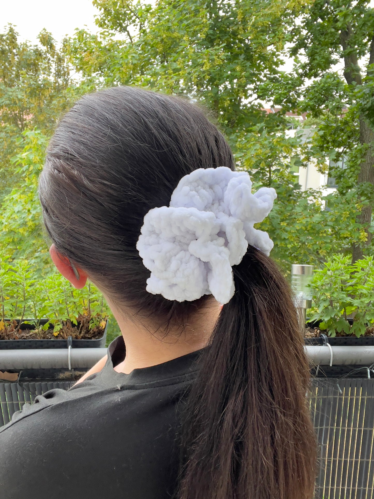 Handgehäkeltes Chenille-Scrunchie Weiß – Flauschiges Haaraccessoire | Handmade by KATHARINA KLEE