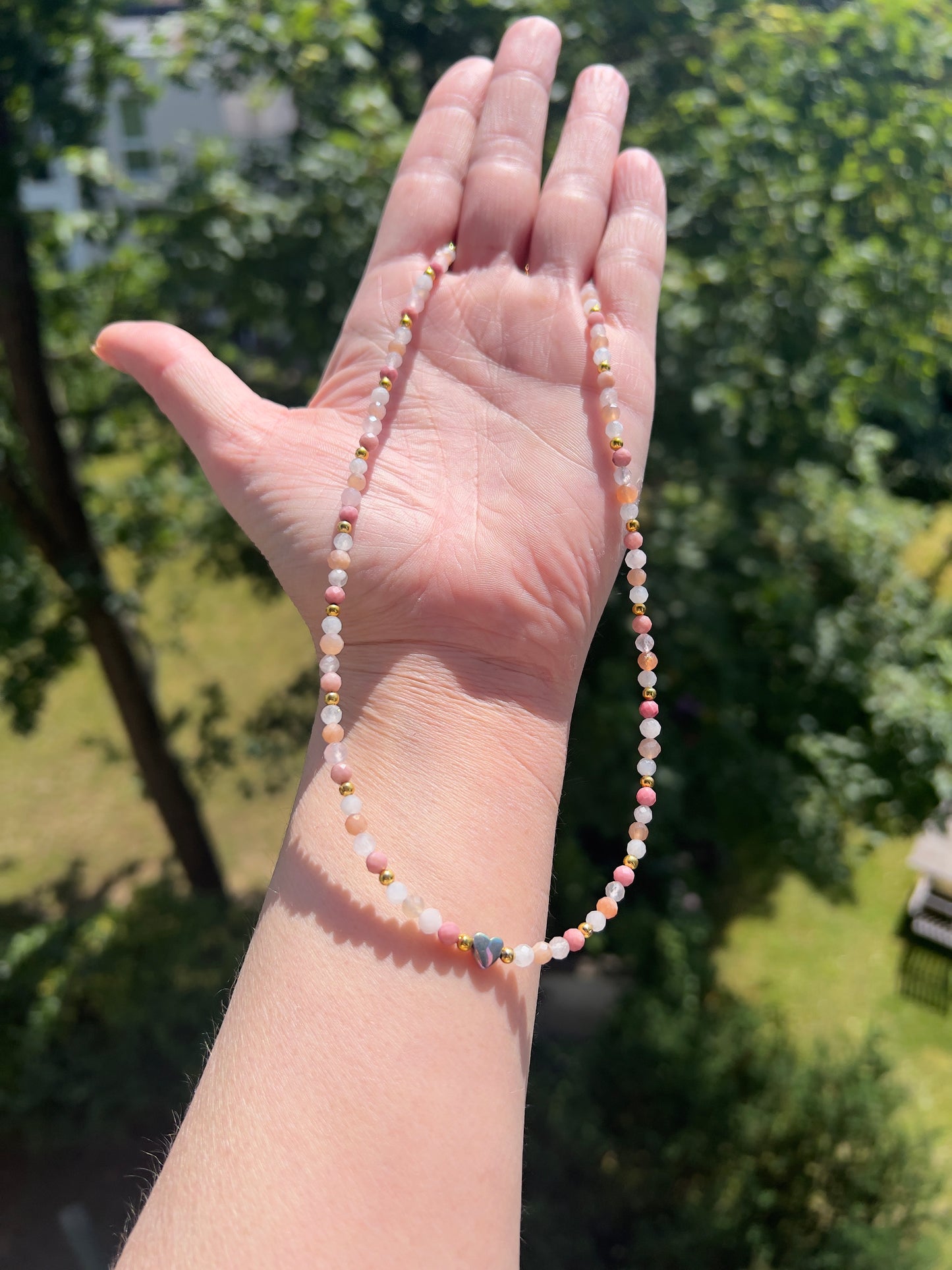 Herzenslicht -Kette mit Rhodonit,  Rosenquarz , Mondstein & Aura - Hämatit