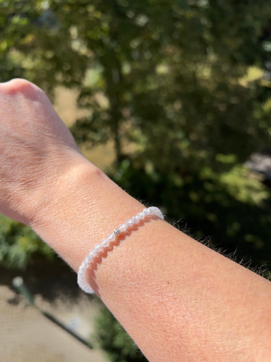 Armband – Weißer Zirkonia facettiert 4 mm mit 925er Silberperle (elastisch)