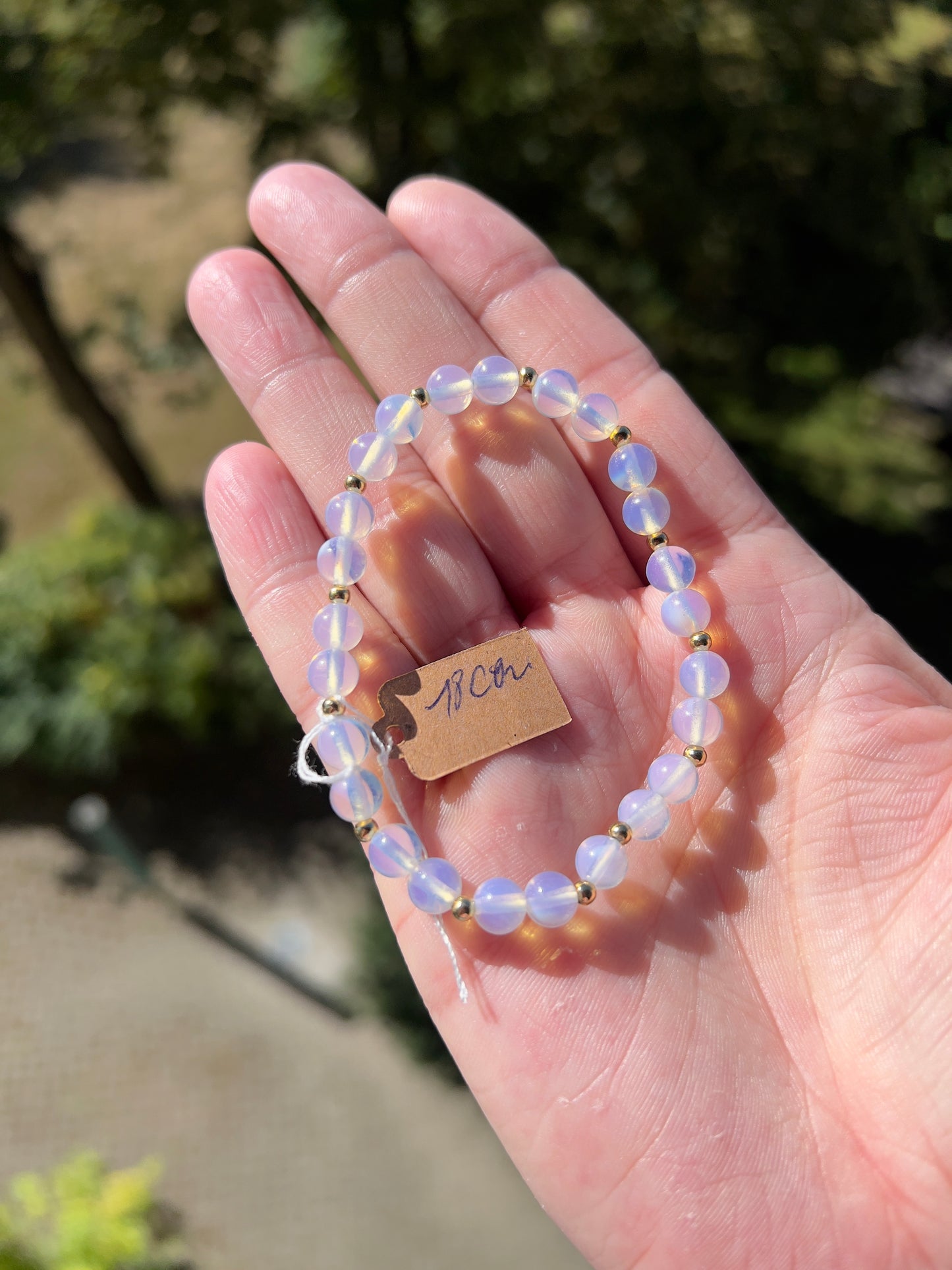 Armband – Opalit 6 mm (synthetischer Stein) mit 3 mm vergoldeten Edelstahl-Abstandsperlen (elastisch, handgefertigt)