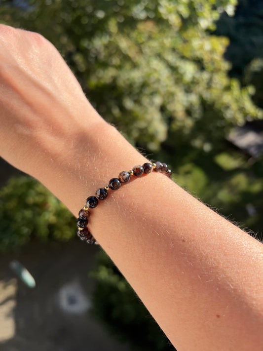 Blumenachat Schwarz – Armband 6 mm mit vergoldeten Edelstahlakzenten