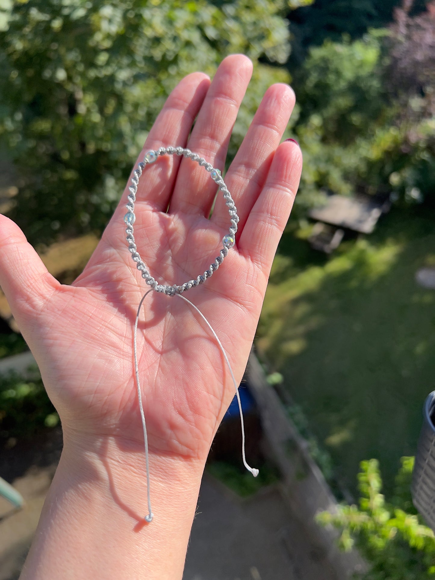 HANDGEKNÜPFTES MAKRAMÉE-ARMBAND GRAU MIT MINTFARBENEN KRISTALLPERLEN – VERSTELLBAR