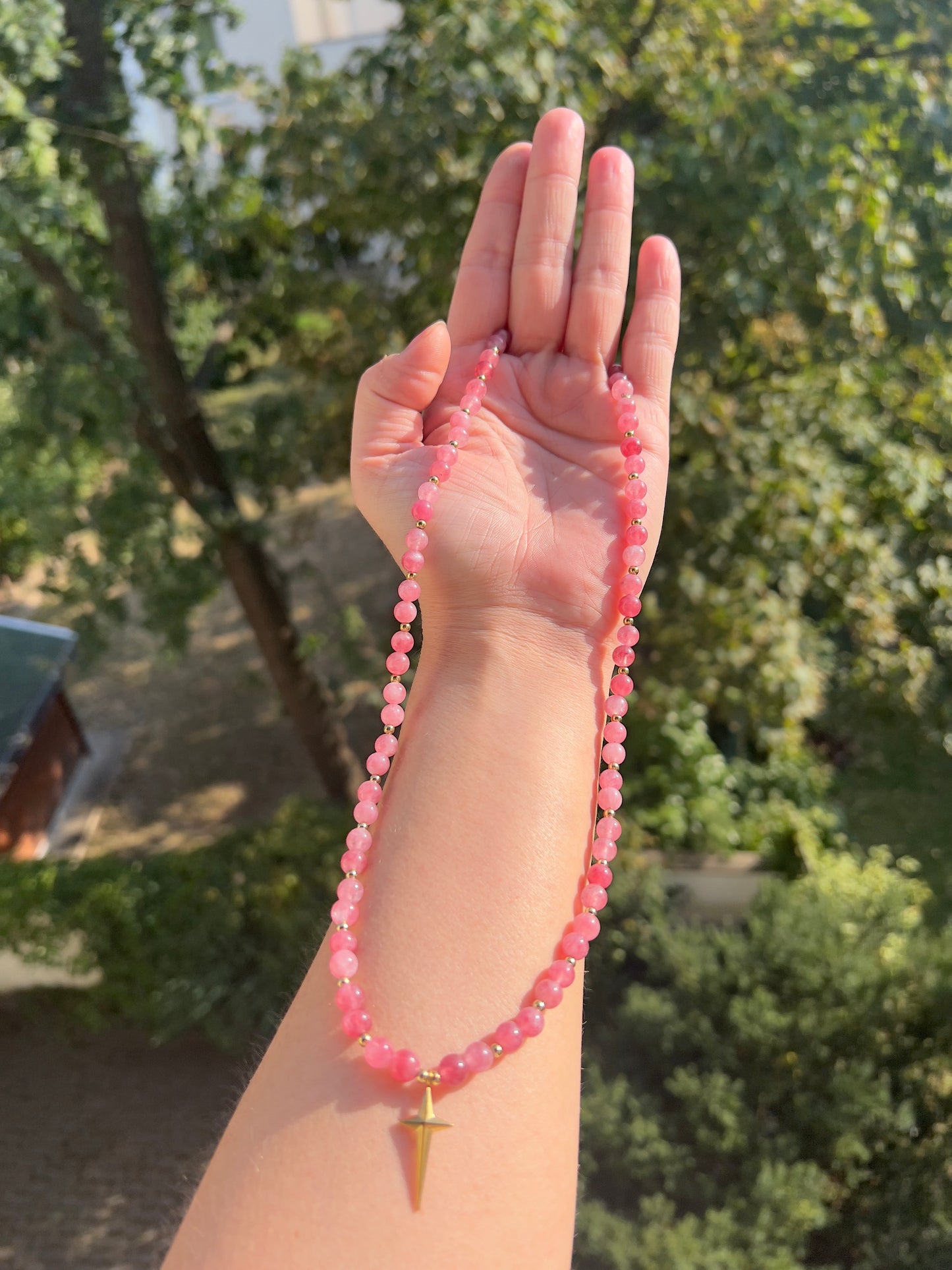 Herz & Vertrauen – Kette mit rosafarbenem Chalcedon & Kreuz-Anhänger (50–55 cm)