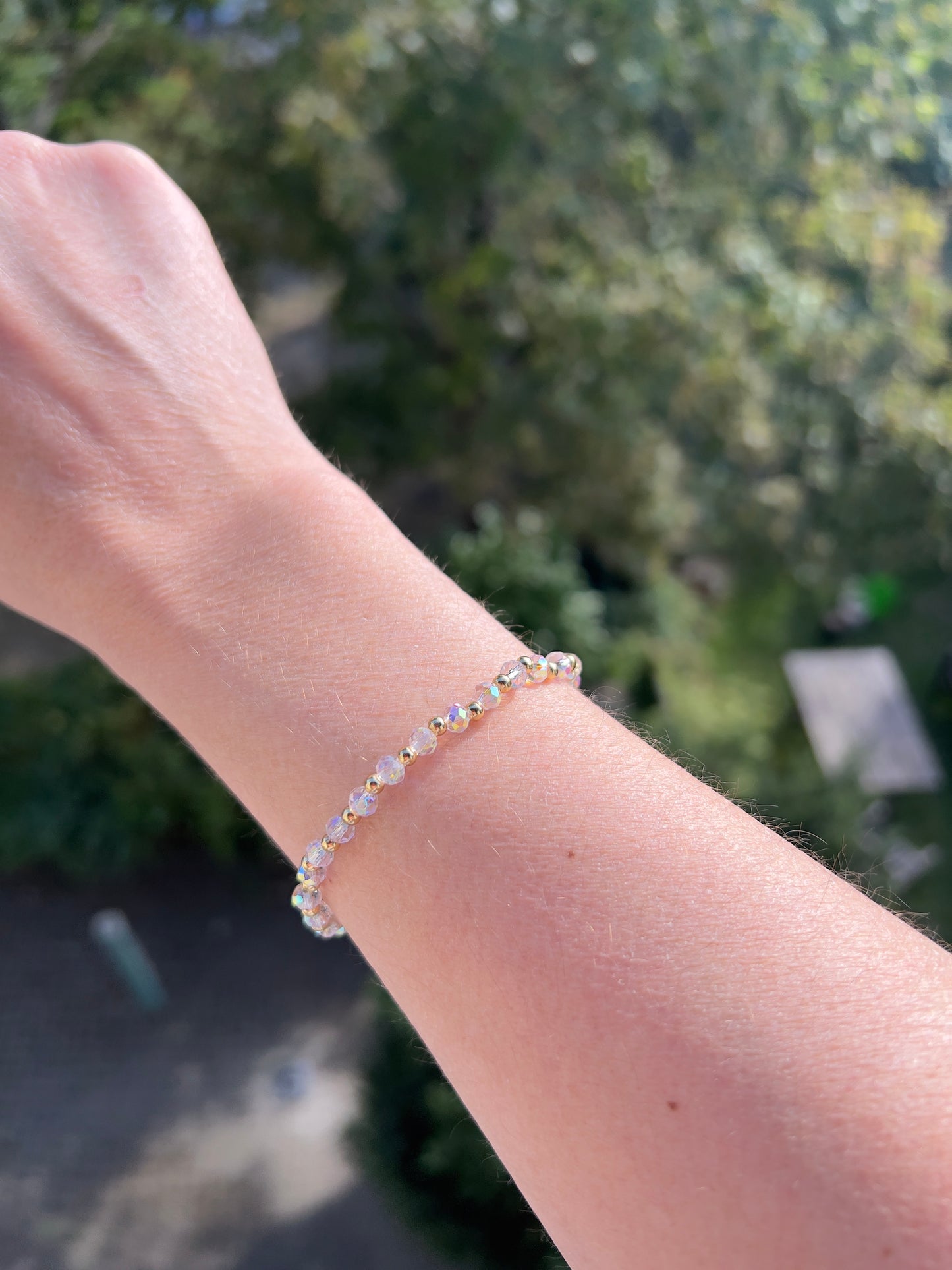 Armband aus facettiertem österreichischem Kristall in Weiß-Opal-Schimmer – 4 mm, wahlweise pur, mit 925er Silber oder vergoldetem Edelstahl