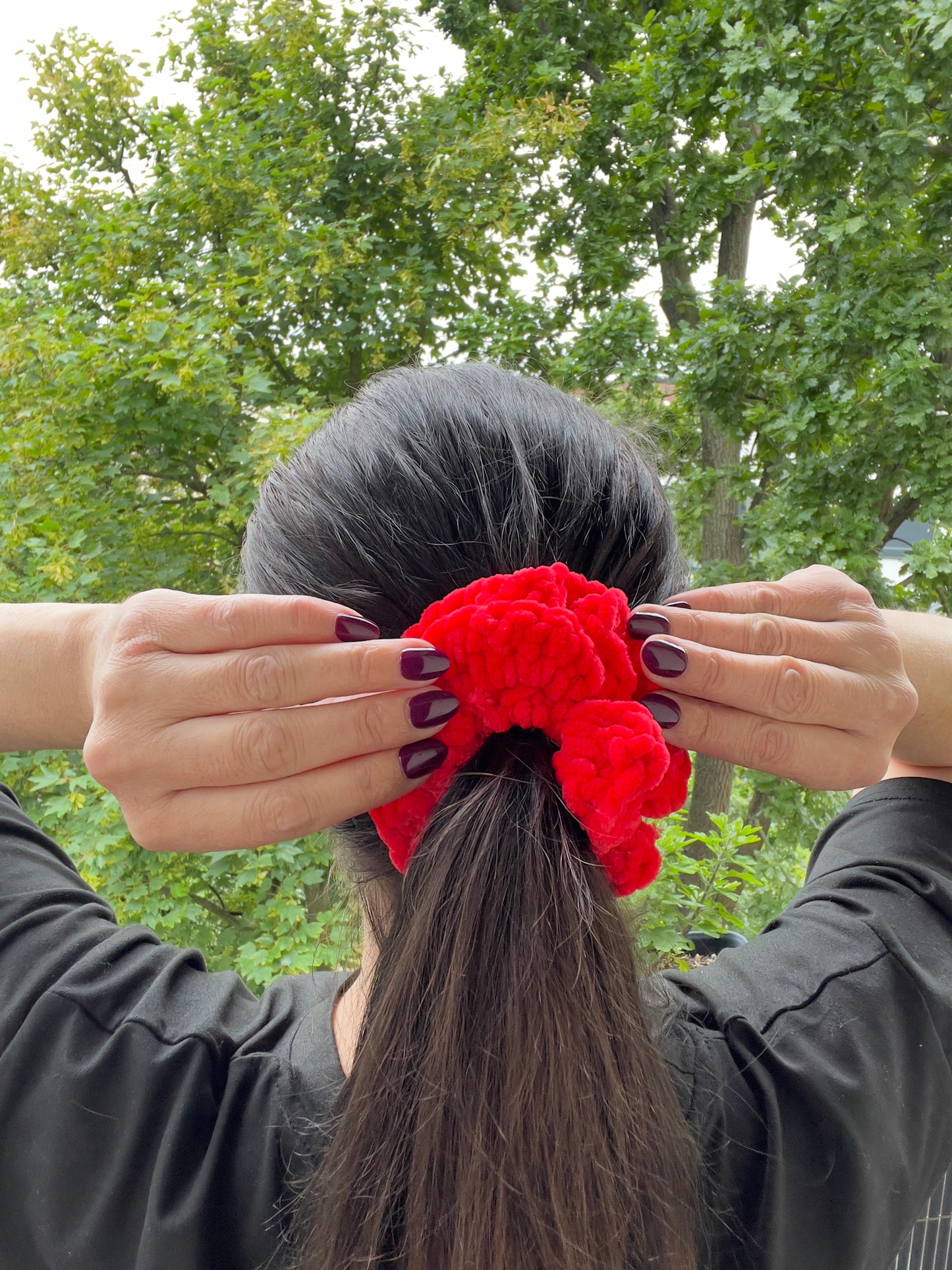 Handgehäkeltes Chenille-Scrunchie Rot – Weiches Haarband aus Chenille-Garn | Handmade by KATHARINA KLEE
