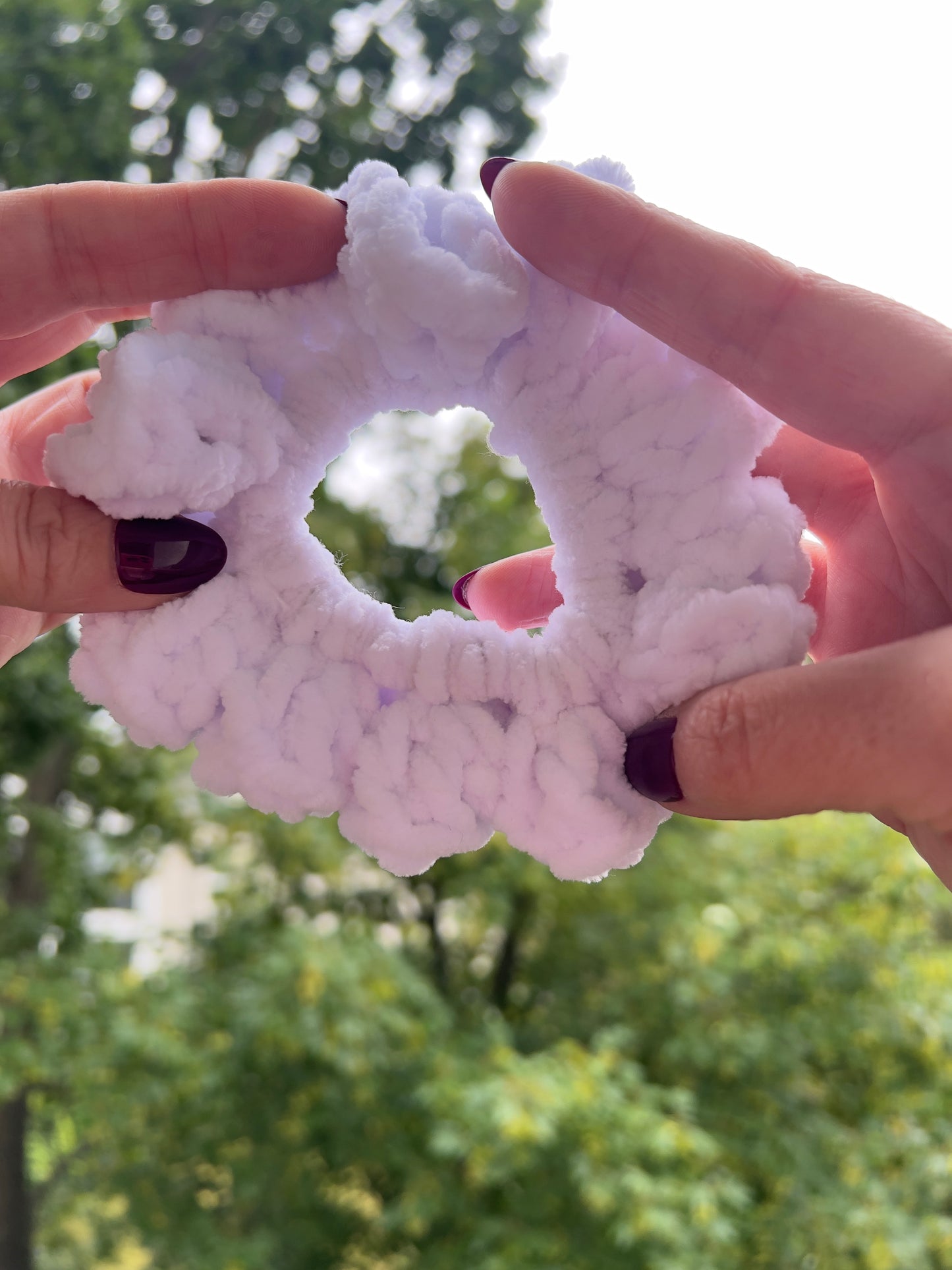 Handgehäkeltes Chenille-Scrunchie Weiß – Flauschiges Haaraccessoire | Handmade by KATHARINA KLEE