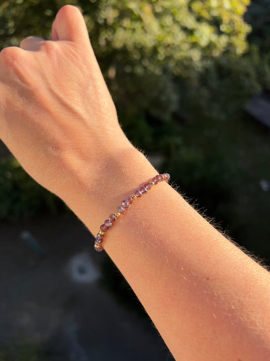 Armband aus facettiertem Amethyst (4 mm) mit vergoldeten Edelstahl-Abstandsperlen – Harmonie & Eleganz