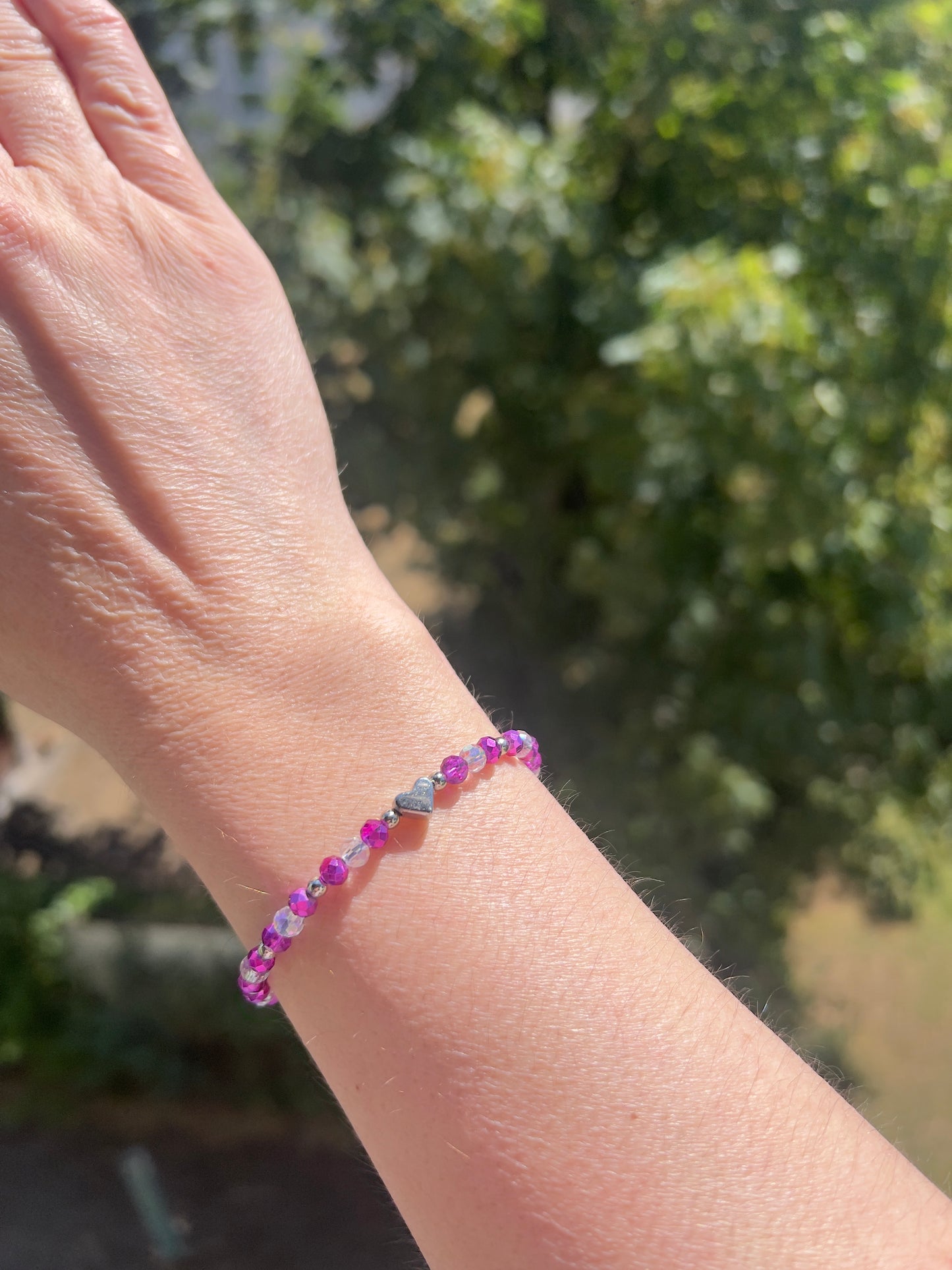 Makramee Armband mit facettierten Kristallperlen in Magenta & weißen opalisierenden Kristallperlen – größenverstellbar