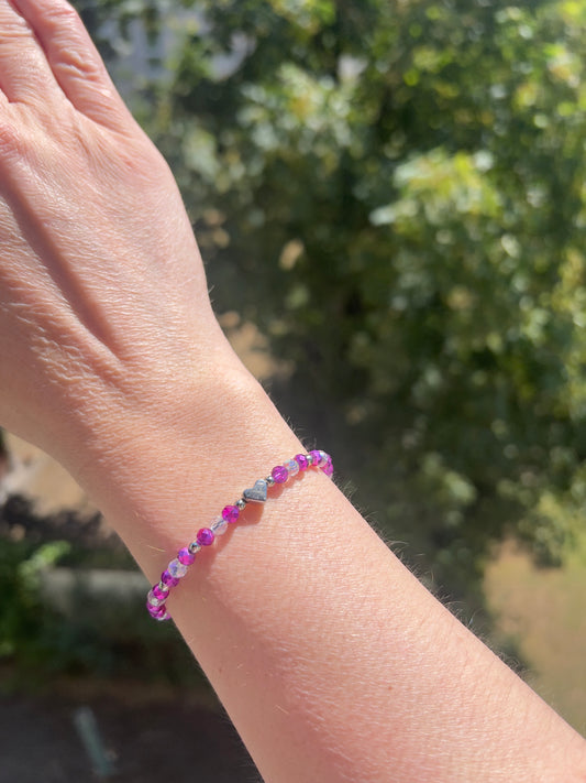Makramee Armband mit facettierten Kristallperlen in Magenta & weißen opalisierenden Kristallperlen – größenverstellbar