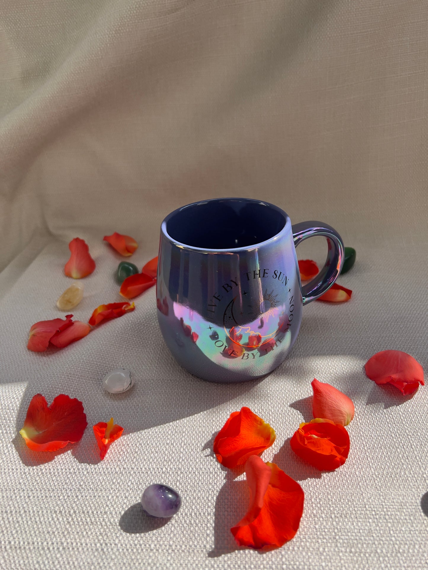 Lebe nach der Sonne, Liebe nach dem Mond – Schillernde Tasse 500 ml