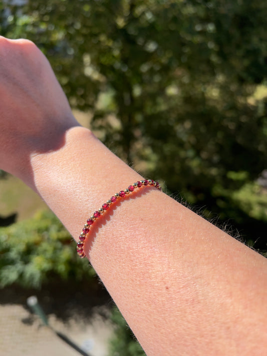 Armband – Granat 3 mm runde Perlen mit vergoldeten Edelstahl-Abstandsperlen