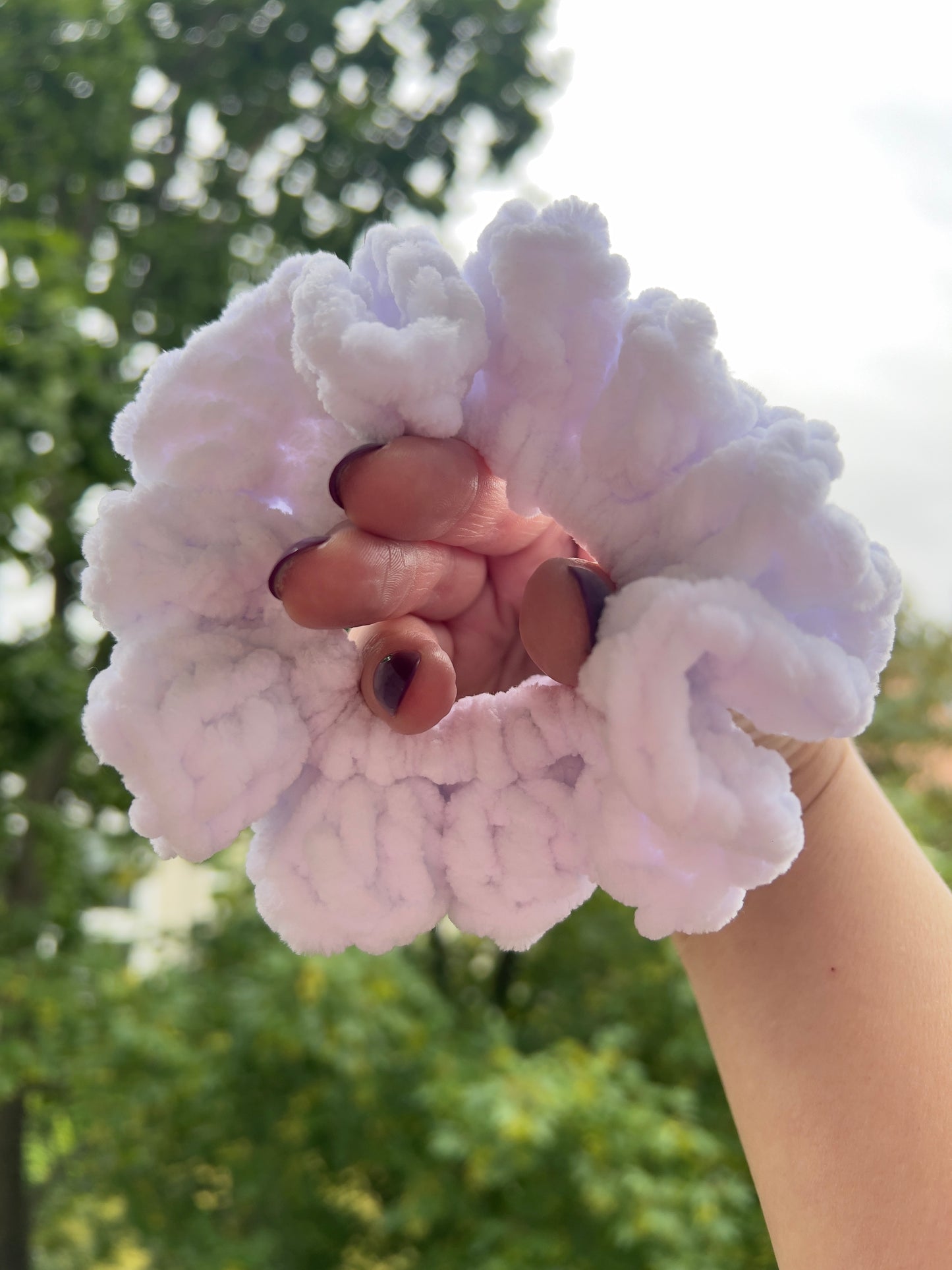 Handgehäkeltes Chenille-Scrunchie Weiß – Flauschiges Haaraccessoire | Handmade by KATHARINA KLEE