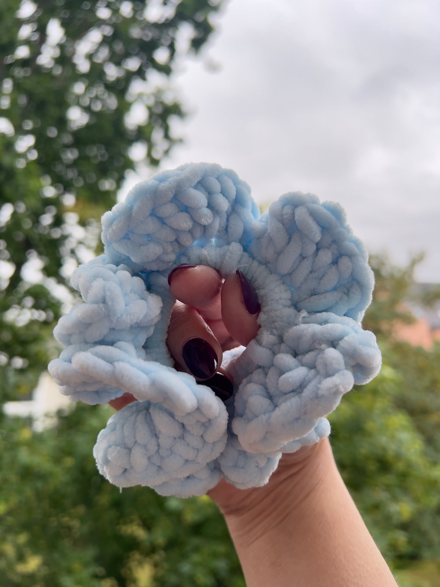 Handgehäkeltes Chenille-Scrunchie Hellblau – Flauschiges Haaraccessoire | Handmade by KATHARINA KLEE
