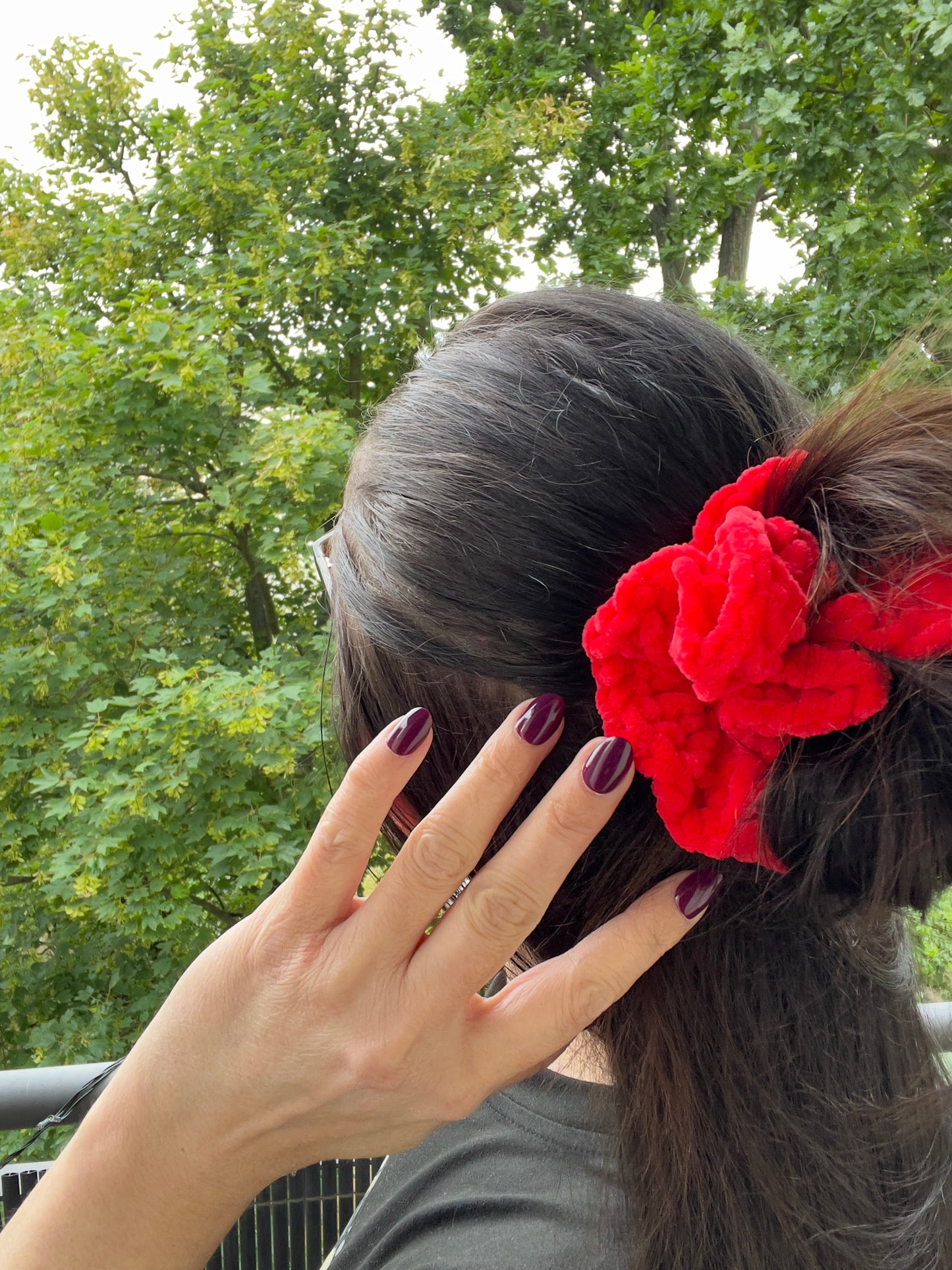 Handgehäkeltes Chenille-Scrunchie Rot – Weiches Haarband aus Chenille-Garn | Handmade by KATHARINA KLEE