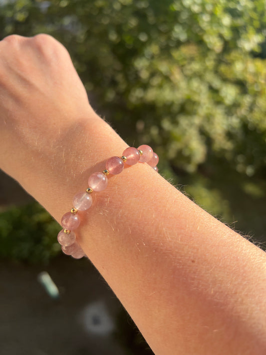 Erdbeerquarz Armband 8 mm – mit vergoldeten Edelstahl-Abstandsperlen