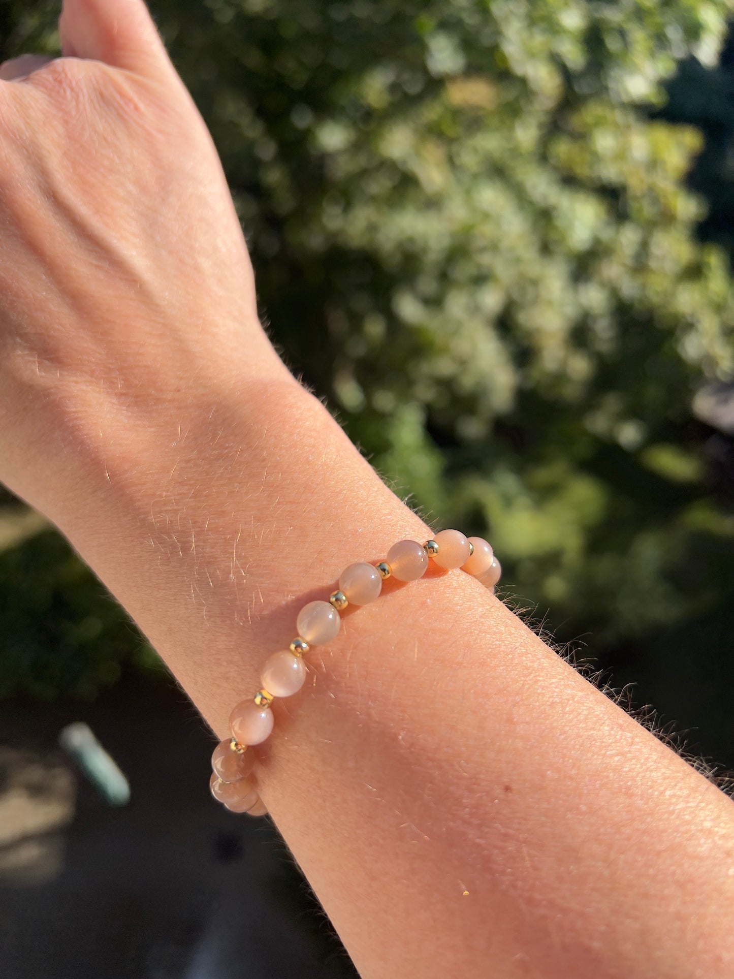 Armband aus Pfirsich-Mondstein mit Edelstahlvergoldeten Abstandsperlen – Sanftheit, Intuition & emotionale Balance