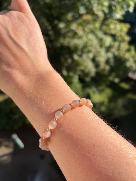 Armband aus Pfirsich-Mondstein mit Edelstahlvergoldeten Abstandsperlen – Sanftheit, Intuition & emotionale Balance