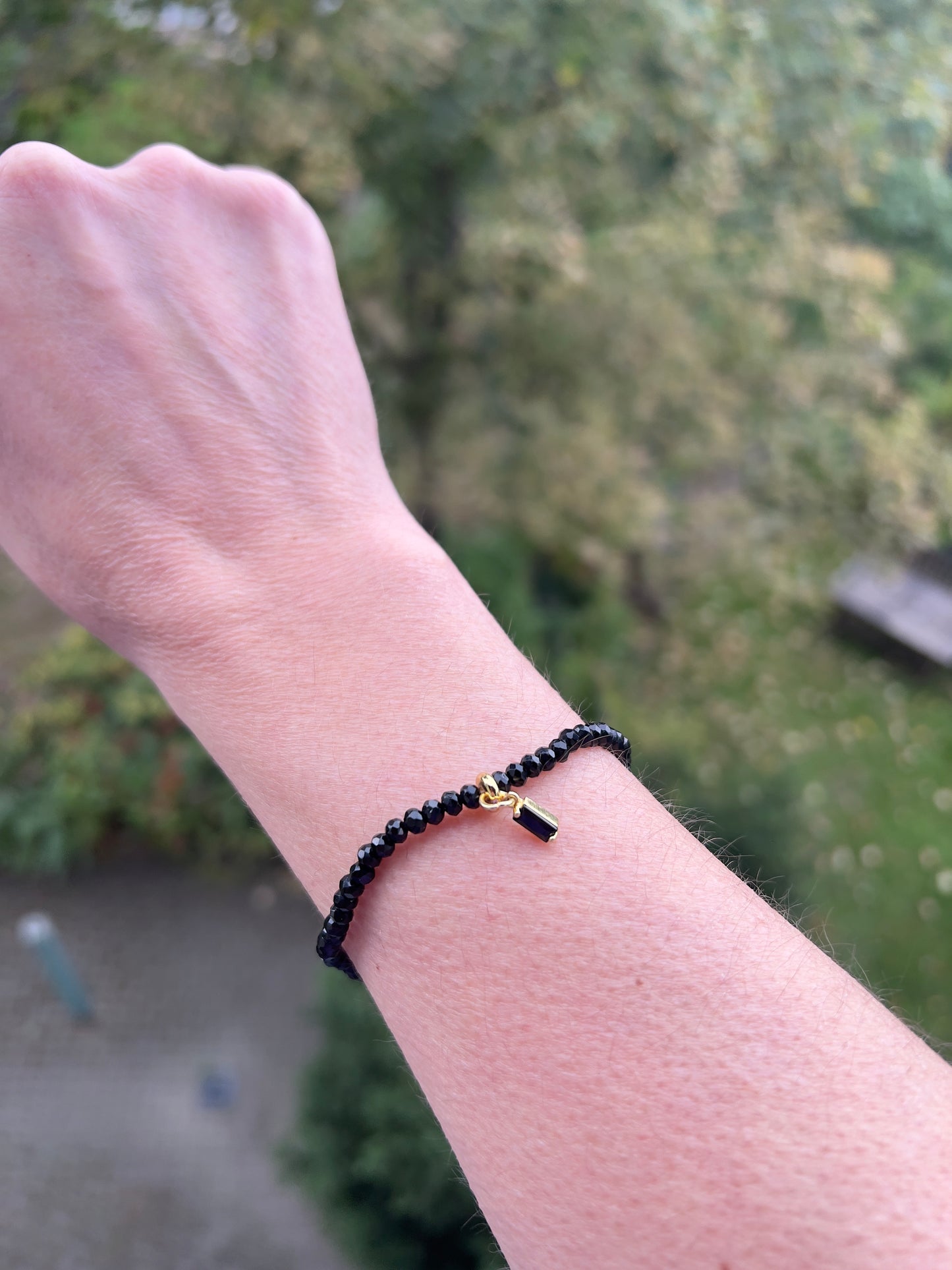 🌈 Seelenharmonie – Armband aus facettiertem Turmalin (3 mm) mit vergoldetem Anhänger