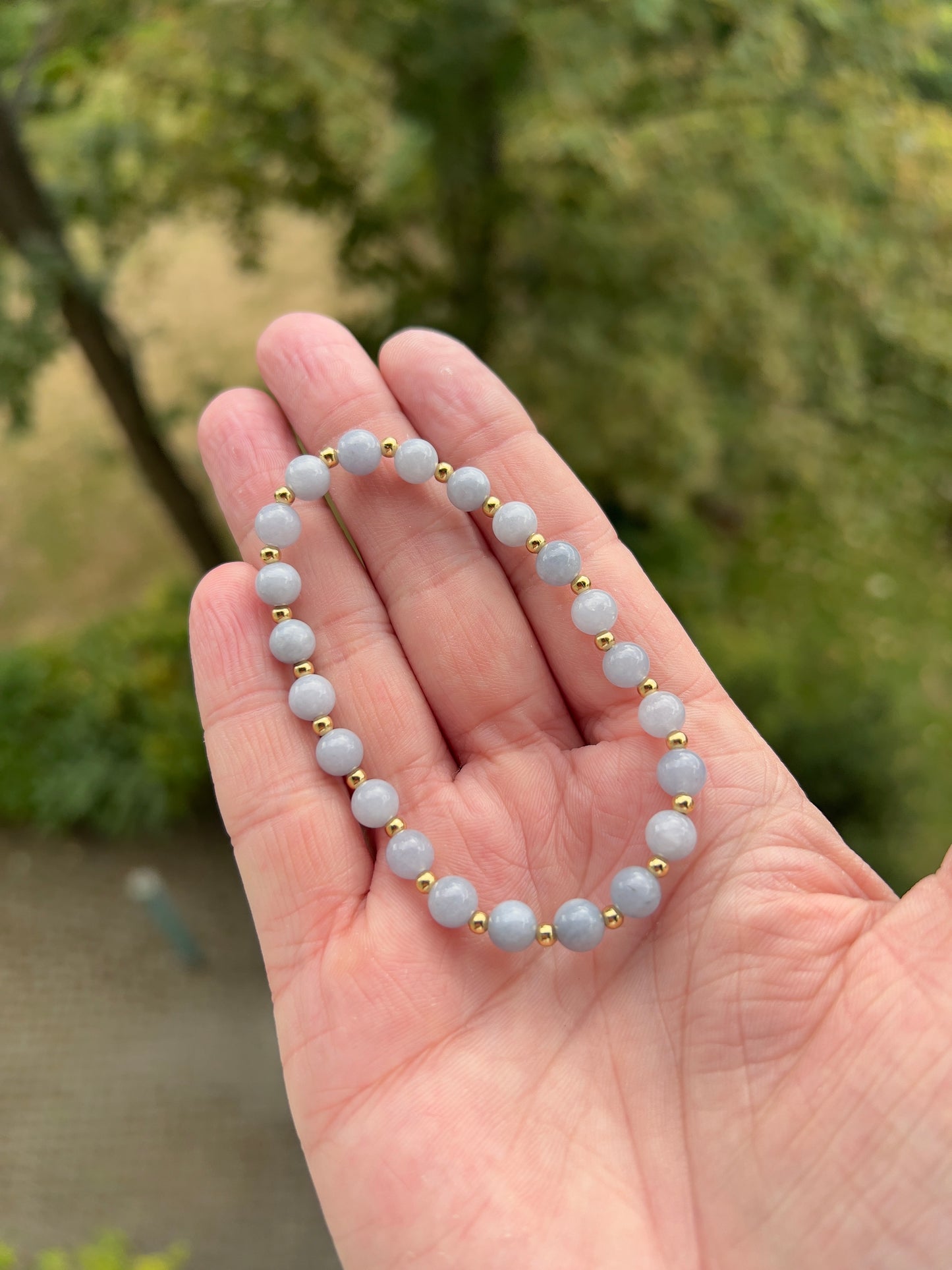 Armband „Innere Ruhe & Harmonie“ – Blauer Chalcedon mit vergoldetem Edelstahl (6 mm)