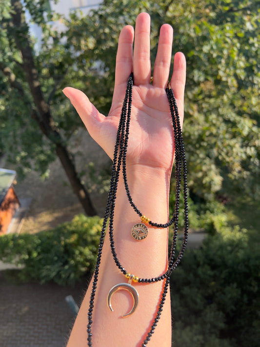 Statement Piece – Dreilagige Turmalin-Kette mit goldenen Symbol-Charms