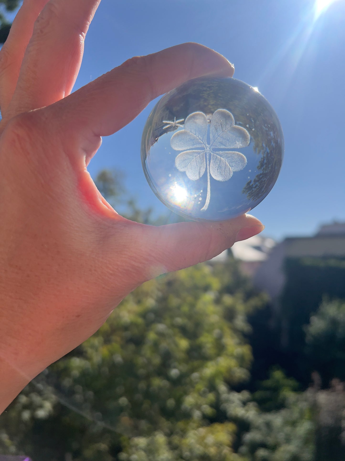 🍀✨ Kristallkugel mit 3D-Vierblättrigem Kleeblatt & LED-Holzsockel (inkl. USB)